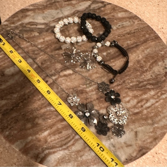 3x25* EUC Jewelry Bundle of 5. Flowered Necklace, Flower Earrings, Bracelets (3) - Picture 10 of 11